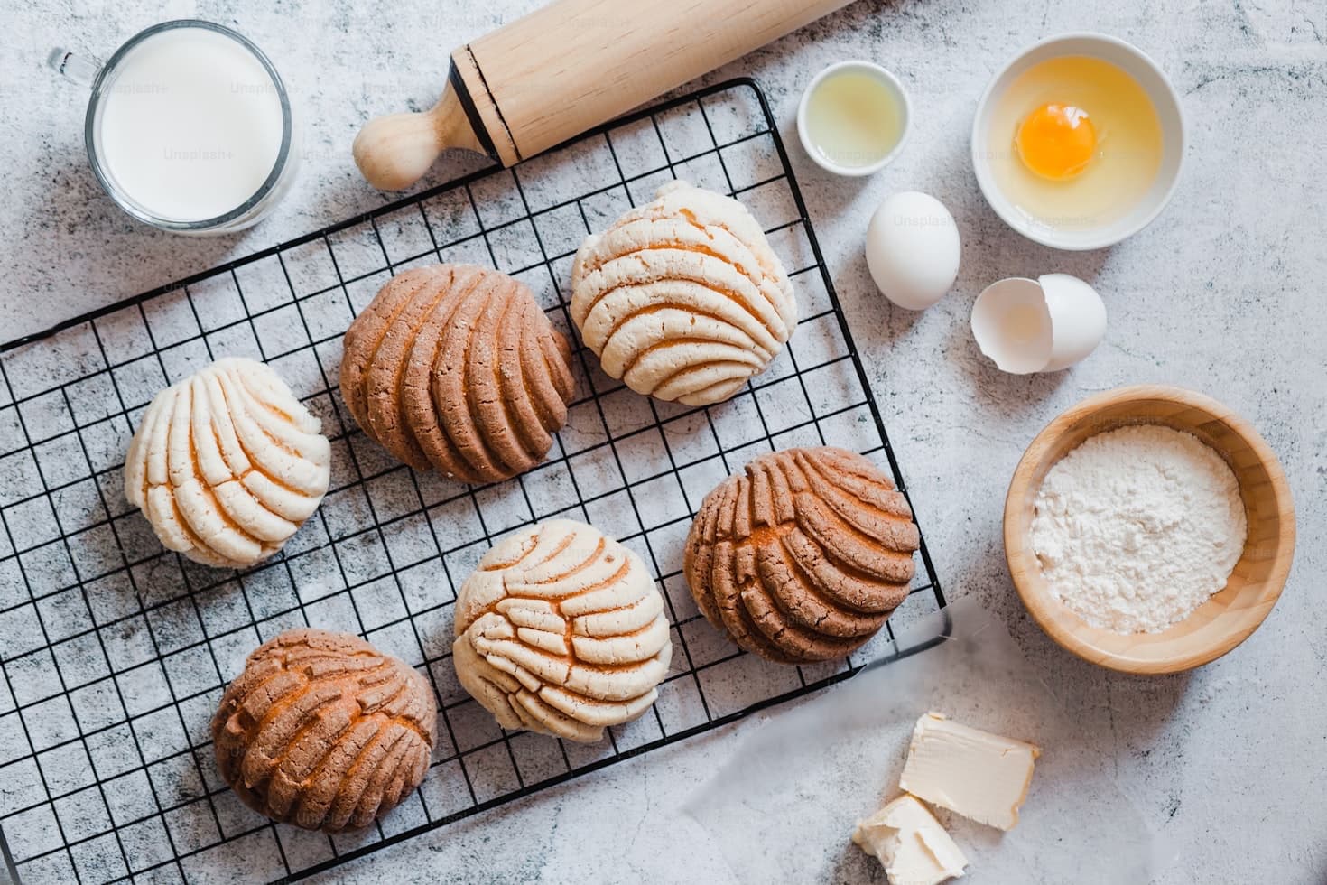 Pan dulce de panadería listo para mostrador y pedidos.